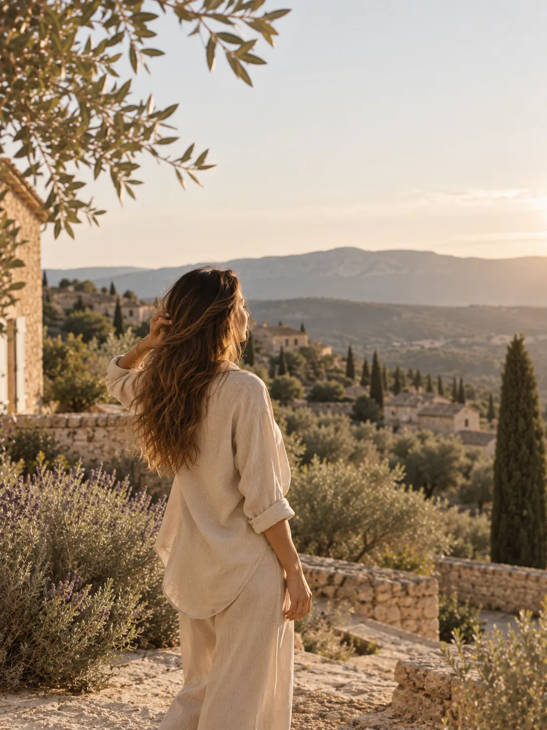 Femme en lin face à un paysage provençal, lavande et cyprès